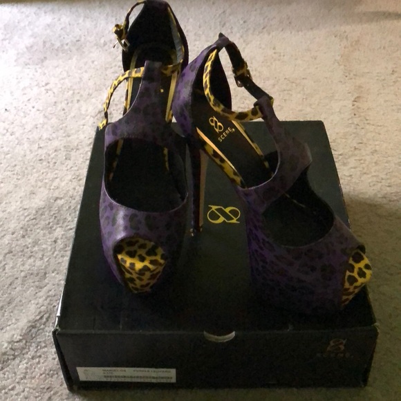 Peep toed pumps - Picture 1 of 4